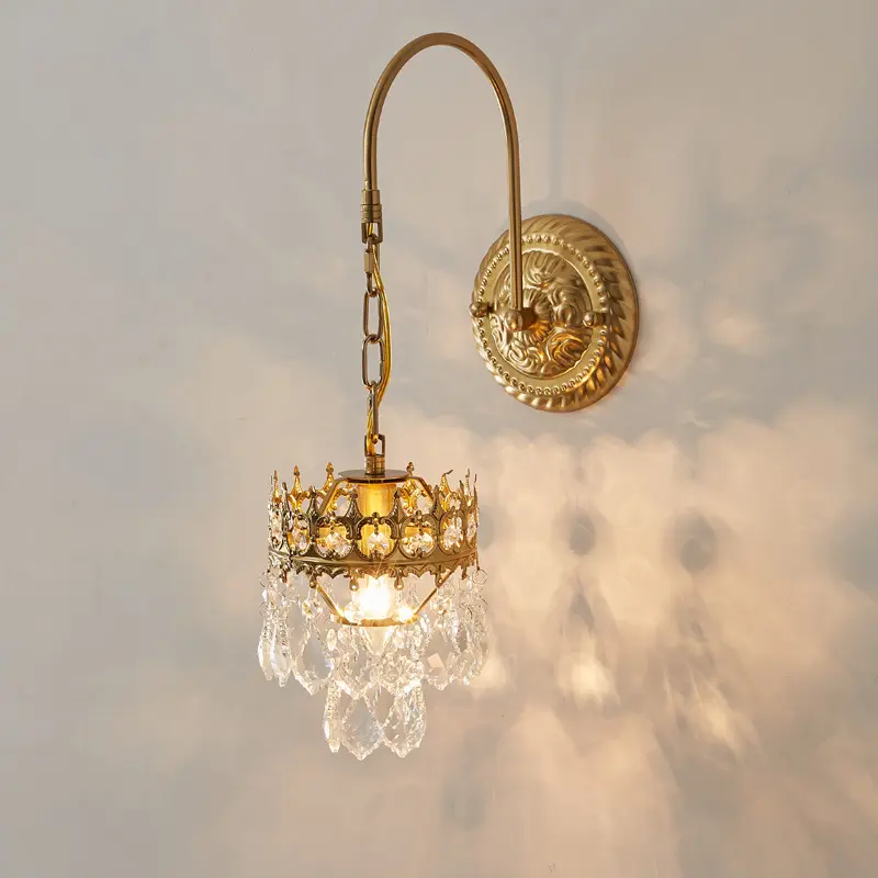 مصباح حائط كريستالي كلاسيكي فرنسي مصباح فني بقلادة إضاءة حديدي للزينة في الحائط لغرفة النوم بجانب السرير إضاءة ذهبية كريستالية فاخرة