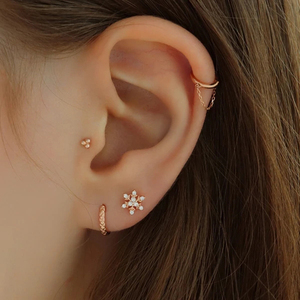 Pendientes de Cartílago ROXI S925 de Plata de Ley con Diseño de Copo de Nieve y Diamantes, Chapados en Oro de 18k - Product Image 4