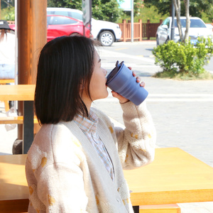 Mug à café pliable de voyage personnalisé, réutilisable, en silicone, avec paille, pour le camping - Product Image 6