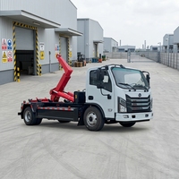 Camion à ordures à bras articulé avec conteneur hermétique pour le transport des déchets en zone urbaine, avec contrôle des odeurs et étanchéité