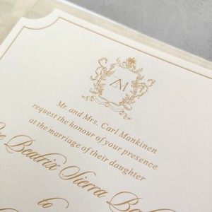 Folio d'invitation de mariage personnalisé en velours beige avec détails dorés et enveloppe pour célébration de mariage - Product Image 5