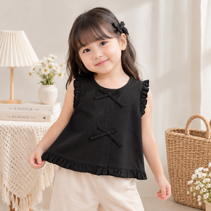 รายละเอียดของริบบิ้นสีดำเพิ่มความโดดเด่นอย่างน่ารักให้กับเสื้อเชิ้ตผ้าฝ้ายแบบไม่มีแขนเสื้อ ซึ่งเป็นตัวเลือกที่ง่ายดายสำหรับการสวมใส่ในชีวิตประจำวันอย่างมีสไตล์ - Product Image 3