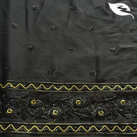 Tissu de dentelle noir brodé de luxe avec détails en fil doré, matériau élégant pour robes de soirée