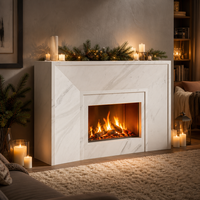 Cheminée électrique en marbre blanc sur mesure, style européen, avec manteau de cheminée sculpté, colonnes et reliefs floraux, pour villa de luxe, intérieur.
