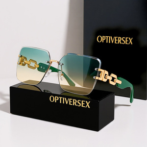 1 par de <span class=keywords><strong>gafas</strong></span> de mujer cuadradas de lujo y a la moda - Lentes degradados extragrandes, montura con <span class=keywords><strong>cadena</strong></span> de metal dorado, varios colores - Product Image 1