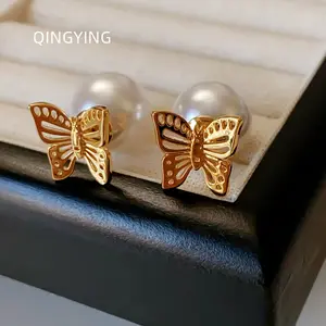 Pendientes de tuerca de mariposa de oro hueco de lujo con luz francesa para mujer, pendientes de perla blanca en la parte delantera, pendientes de tuerca piercing