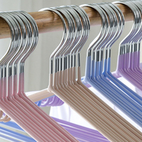 Vente en gros Cintre pour chemises en métal multicolore Cintres en fil métallique avec revêtement en PVC