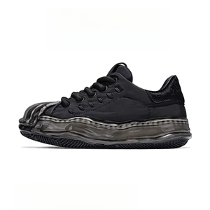 Scarpe Casual Unisex con Suola Irregolare Effetto Fusa, Sneakers Imbottite Grigio Nuvola con Plateau Ondulato, Scarpe di Design Moderne - Product Image 1