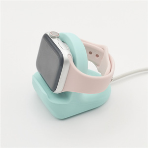Vente en gros pour <span class=keywords><strong>Apple</strong></span> <span class=keywords><strong>Watch</strong></span> <span class=keywords><strong>Chargeur</strong></span> Stand Mignon pour Iwatch <span class=keywords><strong>Chargeur</strong></span> Stand Silicone Noir Support Smart <span class=keywords><strong>Watch</strong></span> Charging Dock - Product Image 3