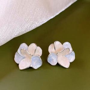 Nouvelles Boucles d'Oreilles Clous Tendance 2025 pour Femme, Motif Fleur Bleue, en Alliage de Zinc Haut de Gamme, Design Élégant Pétale Crème, Idéales pour Soirées et Occasions Spéciales - Product Image 2