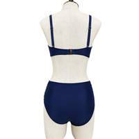 Bikini bandeau froncé bleu marine à imprimé, avec accent barre métallique centrale, et culotte taille haute, ensemble 2 pièces avec logo frontal, idéal pour les tenues de villégiature nautique