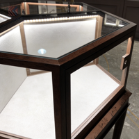 Vitrine à bijoux hexagonale en bois sur mesure avec éclairage LED pour boutique de bijoux DG Furniture