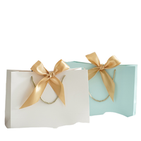 High-End Aangepaste Logo Dameskleding Handtas Corporate Kerst Nieuwjaar Souvenir Kraft Materiaal Gecoate Papieren Zakken