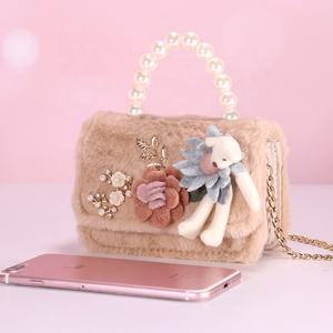 नवीनतम शैली सर्दियों लड़कियों मिनी दूत बैग मोती पोर्टेबल श्रृंखला हैंडबैग भालू प्यारा आलीशान बच्चों के लिए Crossbody बैग - Product Image 2