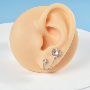 Orecchini a perno in <span class=keywords><strong>acciaio</strong></span> <span class=keywords><strong>chirurgico</strong></span> placcato oro con doppia catena e zirconi, a forma di fiore, luna e stella, alla moda, per trago, elice e lobo dell'orecchio, da donna - Product Image 3