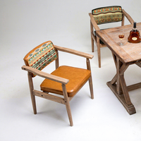 Fauteuil en bois massif de style européen, avec assise rembourrée en mousse à densité moyenne, idéal pour les cafés, restaurants et salles d'étude