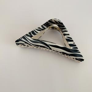 Pince à cheveux vintage en résine plastique brillante à motif léopard, zèbre et damier - Product Image 4