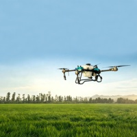 Drone agricole de pulvérisation adapté aux champs et aux vergers