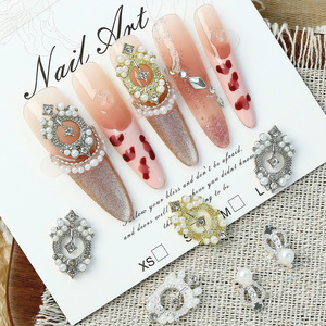Retro elegante lujo reina marco uñas arte encantos aleación Diablo barroco perla diamante incrustado decoración manicura salón suministros - Product Image 3