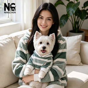 Ropa para Perros a Juego con el Propietario, Conjunto de Forro Polar Suave con Rayas, Venta al por Mayor Directa de Fábrica, Buen Precio para Tiendas Minoristas - Product Image 3