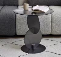 Table basse de luxe en verre et métal pour salon moderne, durable et facile à nettoyer