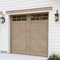 Porte de garage sectionnelle automatique moderne de style ferme, en bois, à motif chevron, avec vitrage supérieur divisé