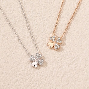 Collier avec pendentif trèfle en argent sterling 925 personnalisé pour femmes avec chaîne à maillons pour fiançailles et fête de mariage - Product Image 2