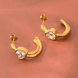 Pendientes delicados con circonita cúbica en forma de corazón, de acero inoxidable pulido antideslustre, accesorios diarios para las orejas para damas. - Product Image 3
