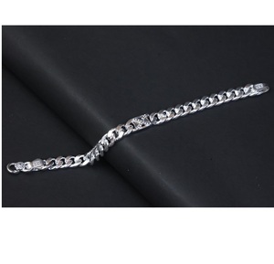 สร้อยข้อมือพรีเมียมร่วมสมัย SATVA SILVER ผลิตจากเงินแท้ 64% พร้อมดีไซน์โซ่เคลือบโรเดียม - Product Image 5