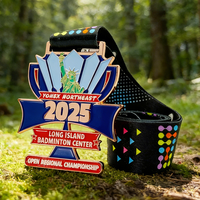 Trophée sportif rotatif personnalisé avec logo or et argent, médailles et trophées de badminton