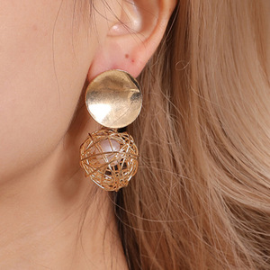 <span class=keywords><strong>Orecchini</strong></span> Geometrici Moderni con Sfera Dorata e Perle Pendenti per Donna - Product Image 2