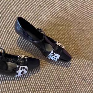 Zapatos de Tacón Mary Jane con Estampado de Leopardo y Parches, Punta Cuadrada, Correa con Hebilla, Diseño Elegante - Product Image 1
