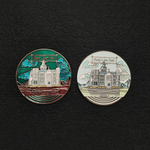 Spilla Personalizzata con Illustrazione Vintage - Distintivo Artistico Personalizzato - Product Image 2