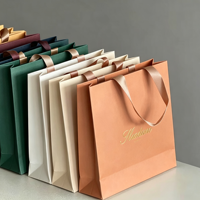 Sac en papier commercial pour le commerce de détail, en carton ivoire, recyclable, personnalisable, avec impression sérigraphiée du logo et vernissage, avec poignée, capacité 6-9 kg