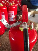 Extincteur à poudre sèche ABC portable en acier de 9,5 kg, classe A/B/C, rouge, 60 % d'ingrédient actif, temps de décharge de 30 à 60 secondes, durée de conservation de 36 mois