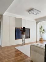 Meuble TV moderne blanc avec tiroirs et rangements, unité intégrée minimaliste pour salon, sur mesure