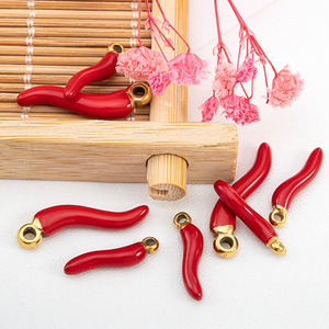 SP1042 Ciondolo Mini Corno Portafortuna <span class=keywords><strong>Cornicello</strong></span> Italiano in Acciaio Inossidabile Placcato <span class=keywords><strong>Oro</strong></span> e Smalto Rosso Peperoncino Anallergico - Product Image 2