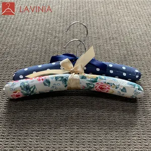 Lavinia-colgador de ropa para niños y bebés, funda suave de satén acolchada