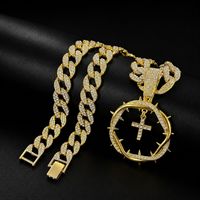 Collier tendance en forme d'épingle avec pendentif croix entièrement orné de strass, en alliage de zinc, chaîne à maillons, style hip-hop, pour fêtes et usage quotidien, vente en gros