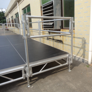 Escenario elevado usado, ligero, tipo pasarela, de aluminio para interiores. - Product Image 4