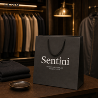 Sac fourre-tout en papier noir mat avec impression de logo blanc personnalisé, sac de shopping horizontal pour boutique de vêtements, cosmétiques de luxe, vente au détail