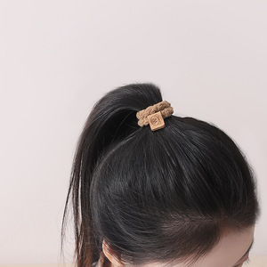 Élastique à cheveux en peluche sur le thème de l'ours pour femmes, élastique épais pour queue de cheval avec étiquette en cuir de dessin animé, tenue décontractée, printemps 2024 - Product Image 2
