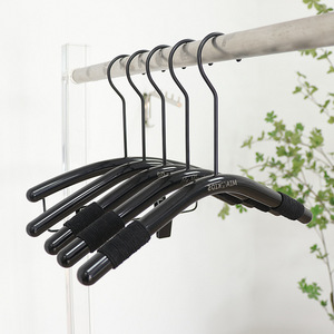 Tiendas de ropa infantil, perchas para ropa de niños pequeños, medianos y grandes, de plástico acrílico negro antideslizante y que no deja marcas. - Product Image 1