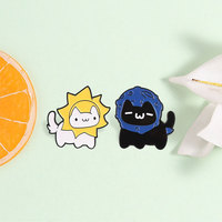 Épinglette en émail motif chaton jour et nuit, badge métallique élégant pour accessoire vestimentaire quotidien sur le thème cosmique