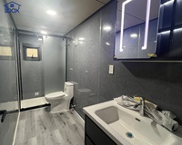 Maison conteneur entièrement meublée, préfabriquée et extensible, avec 3 chambres, 2 salles de bain, salon et cuisine, idéale pour la location.