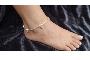 DIVYORO Tobillera Tradicional Clásica de Plata con Borde de Rubí Estilo Orissa Payal, Joyería de Moda para Mujer, Bodas y Festivales - Product Image 1