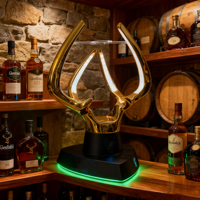 Exhibidor de Whisky LED Luminoso con Diseño de Astas de Ciervo Doradas, Moderno y Minimalista para Bar