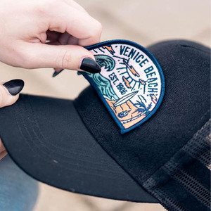 プレーンデザインブランドのない野球帽交換可能なパッチより多くのスタイルカスタマイズされた5パネルメッシュトラッカーハットファッションユニセックス - Product Image 1