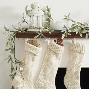Ghirlanda Natalizia Artificiale di 1,5 m con Fogliame Floreale Verde e Mistletoe con Bacche Bianche per Decorazione Porta e Mensola - Product Image 2