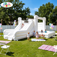 Château gonflable tout blanc avec double toboggan et piscine à balles, qualité commerciale, pour location événementielle